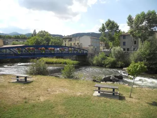 Entre L église Et La Place