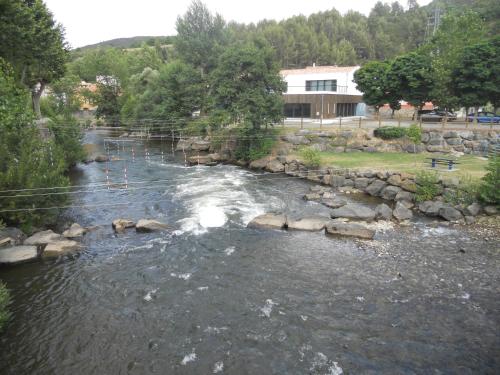 Entre L église Et La Place