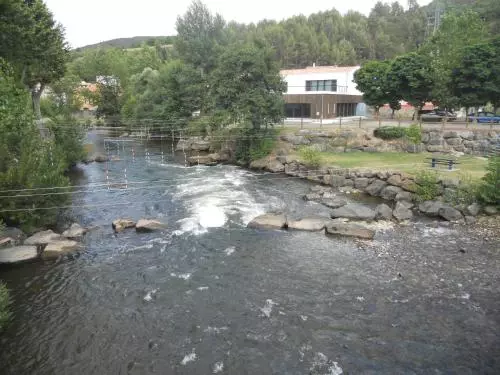 Entre L église Et La Place