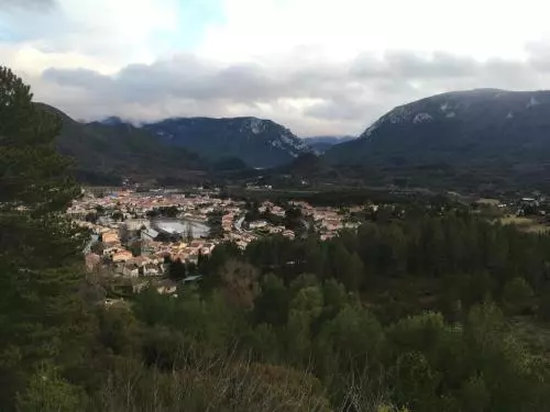 Entre L église Et La Place