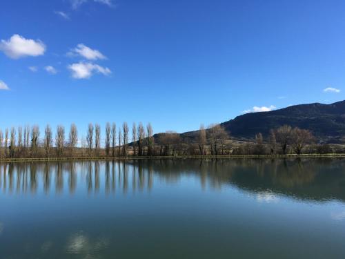 Entre L église Et La Place