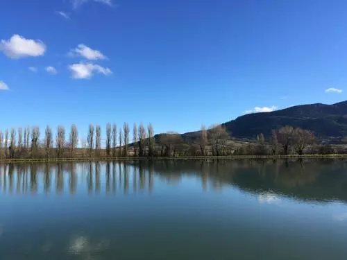 Entre L église Et La Place