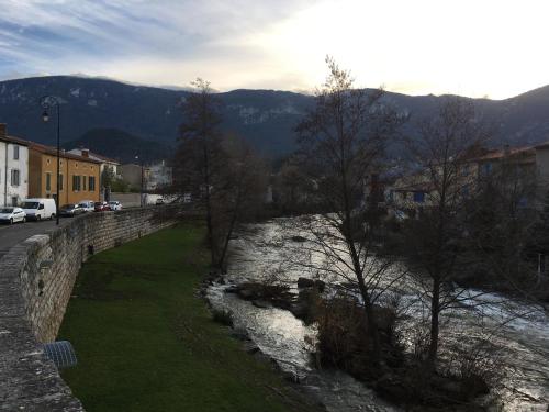 Entre L église Et La Place