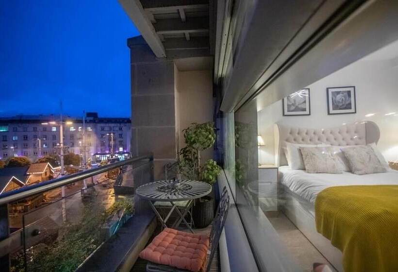 Live In Leeds Millenium Square Apartment