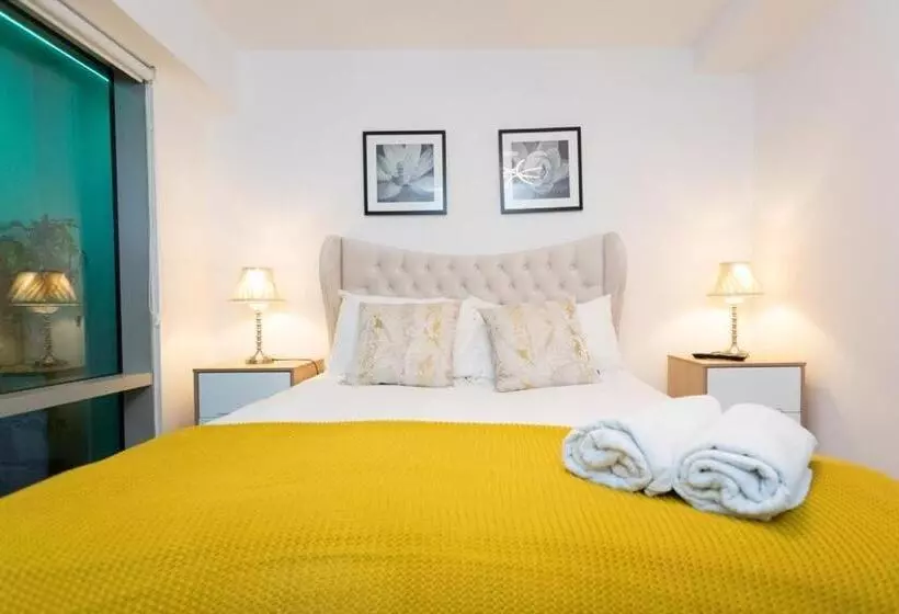 Live In Leeds Millenium Square Apartment