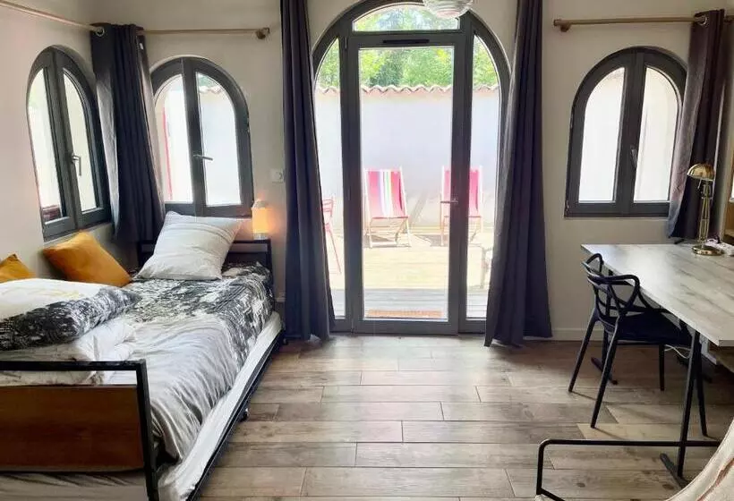 ペンション Aux Tourelles 1888   Tres Proche Lyon