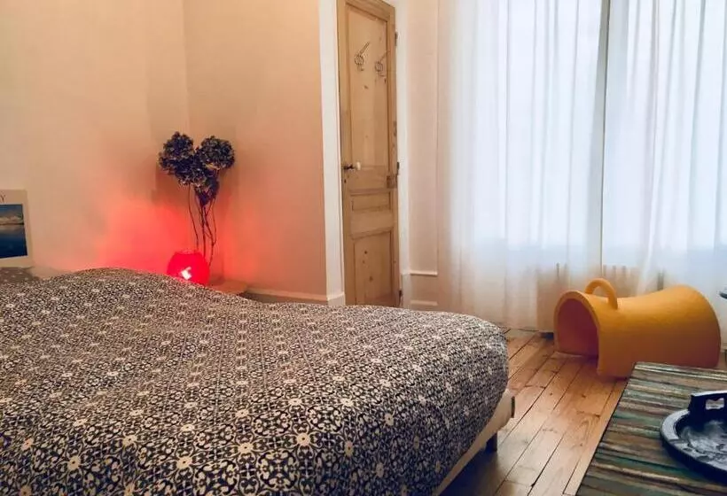 ペンション Aux Tourelles 1888   Tres Proche Lyon