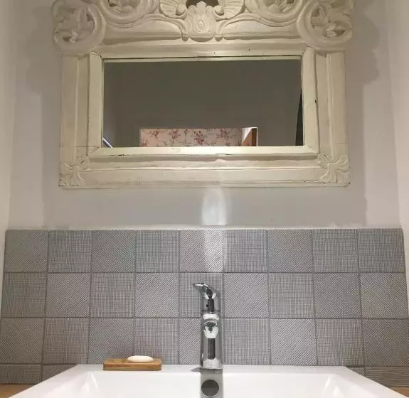 ペンション Aux Tourelles 1888   Tres Proche Lyon