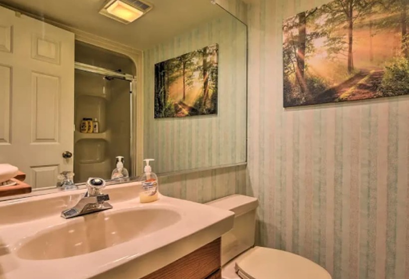 Cozy Pocono Mountain Escape