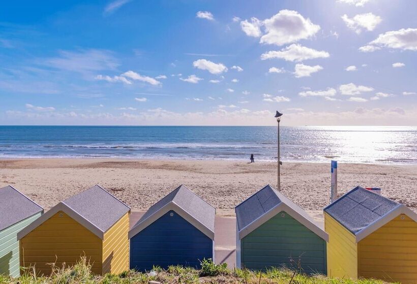 Middle Chine   2 Bedroom Holiday Home