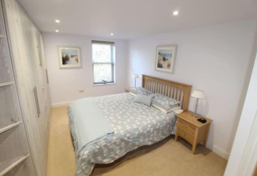 Middle Chine   2 Bedroom Holiday Home