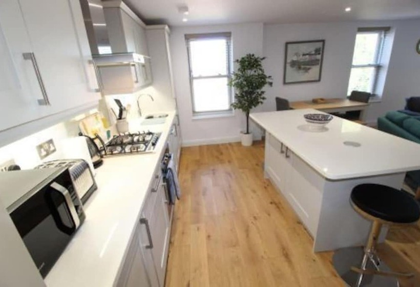 Middle Chine   2 Bedroom Holiday Home