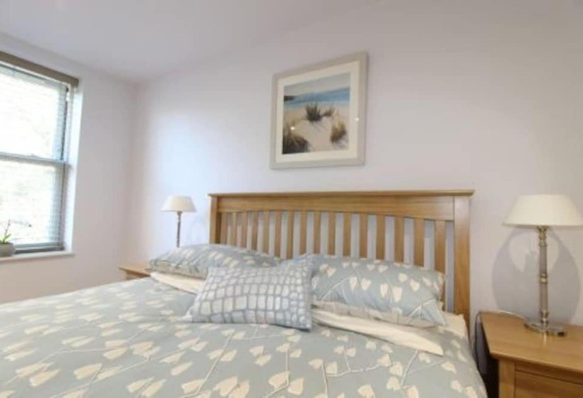 Middle Chine   2 Bedroom Holiday Home