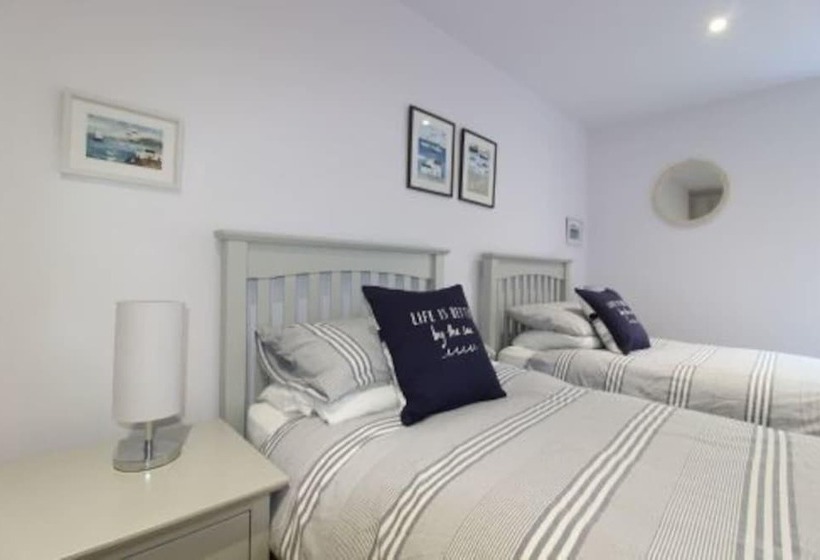 Middle Chine   2 Bedroom Holiday Home