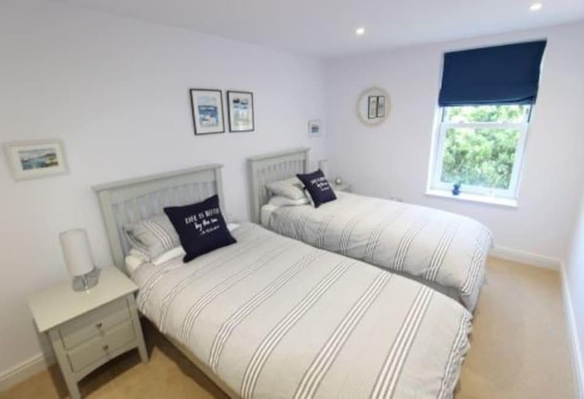 Middle Chine   2 Bedroom Holiday Home