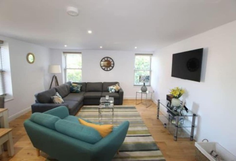 Middle Chine   2 Bedroom Holiday Home