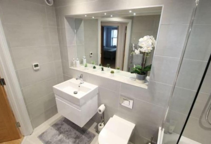 Middle Chine   2 Bedroom Holiday Home