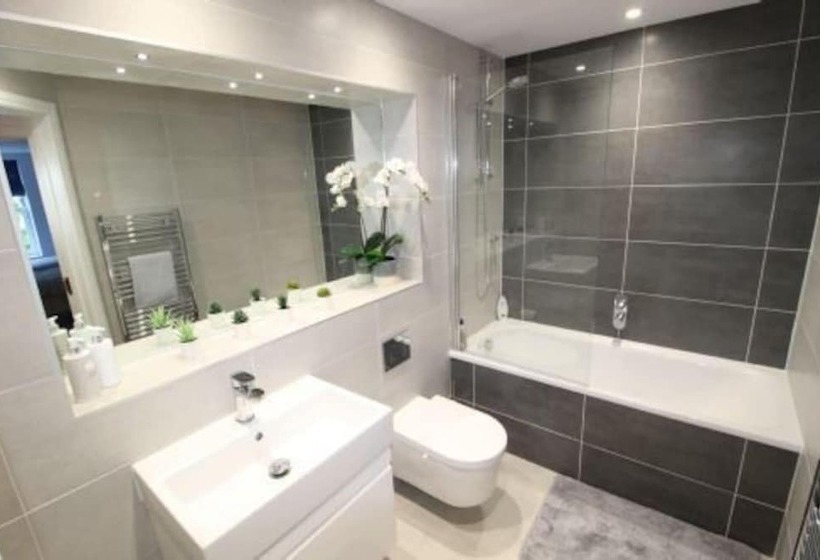 Middle Chine   2 Bedroom Holiday Home