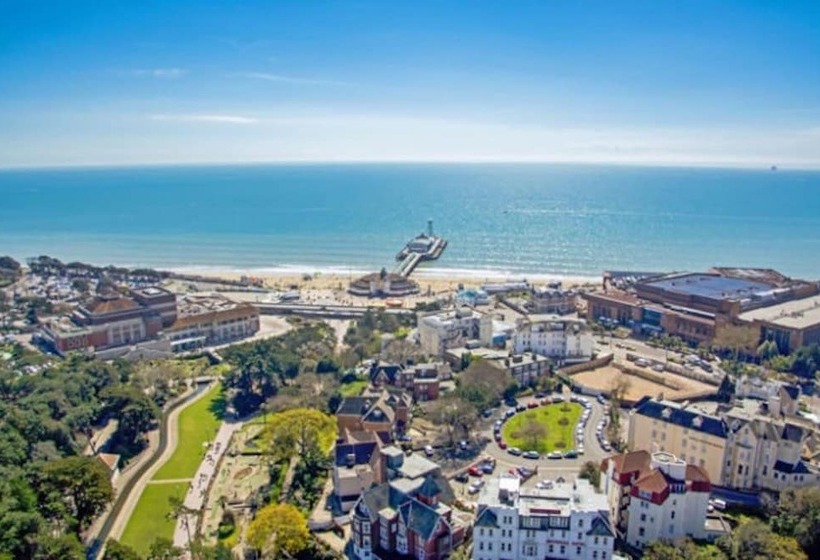 Middle Chine   2 Bedroom Holiday Home