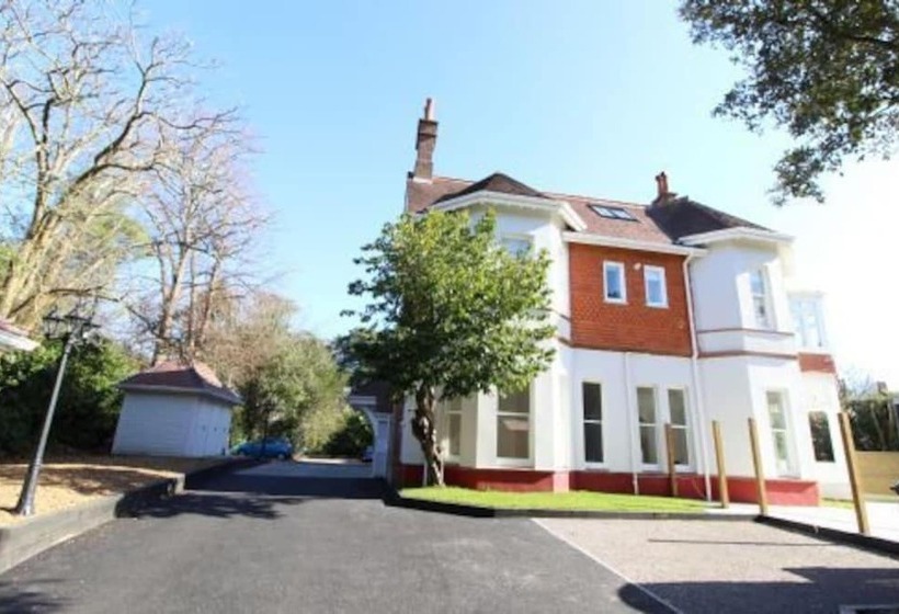 Middle Chine   2 Bedroom Holiday Home