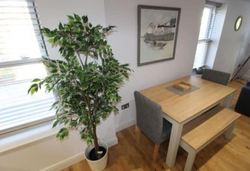 Middle Chine   2 Bedroom Holiday Home