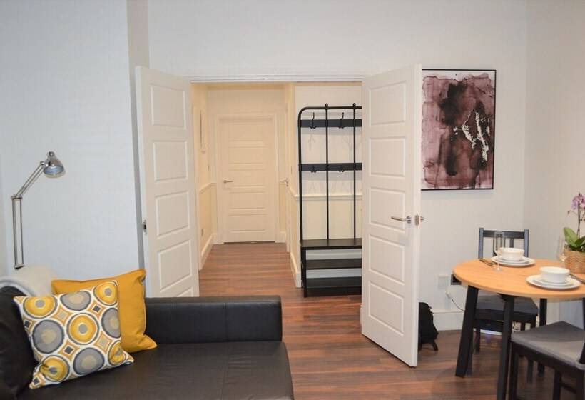Onpoint Apartments Deluxe Apartment City Centre Ideal Location!