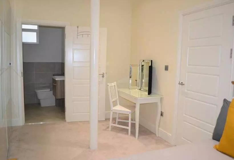 Onpoint Apartments   Deluxe Apartment City Centre Ideal Location!