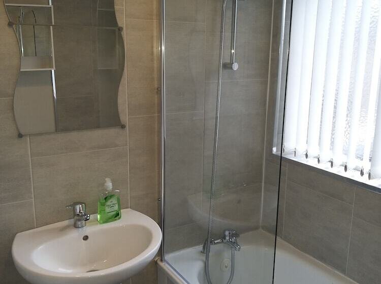 بنسيون Templemore Townhouse