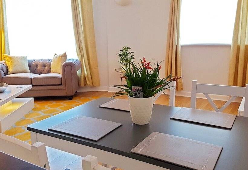 Spacious Bright And Modern Living