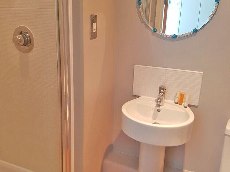 Spacious Bright And Modern Living