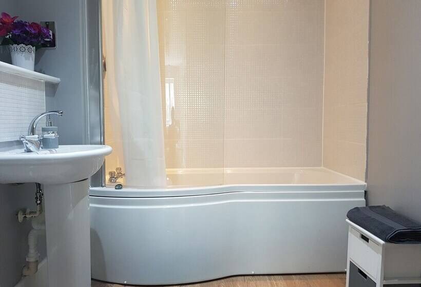 Spacious Bright And Modern Living