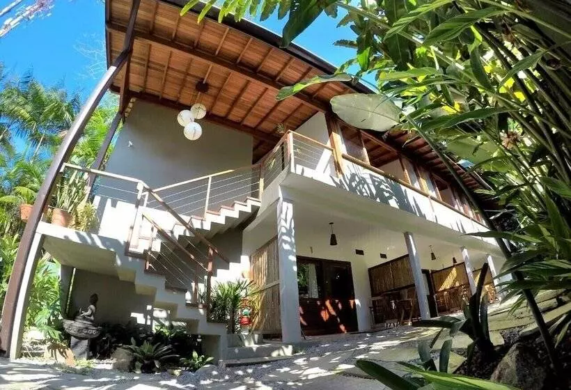Hotelli Moksha Surf Yoga