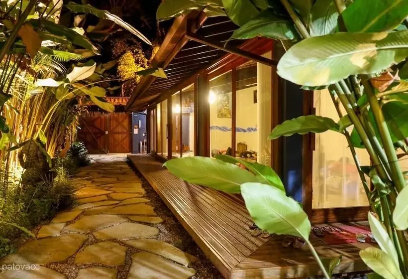 Hotelli Moksha Surf Yoga