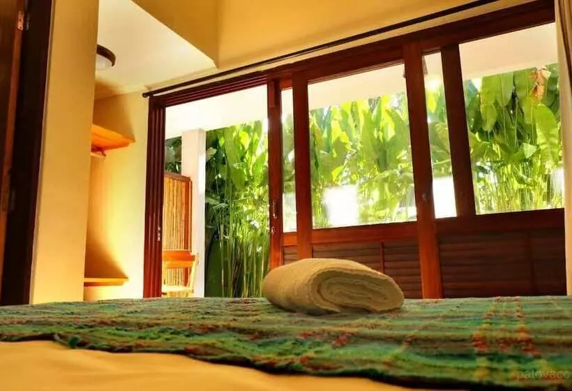 Hotelli Moksha Surf Yoga