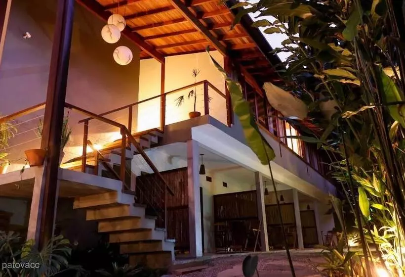 Hotelli Moksha Surf Yoga