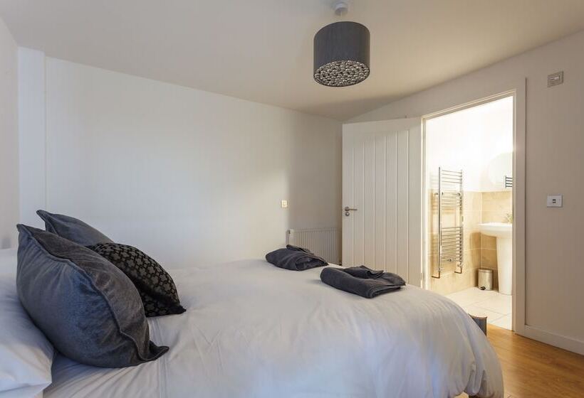 Stunning Contemporary Apartment   Free Parking   5 Minute Walk To The Beach   Great Location   Fast