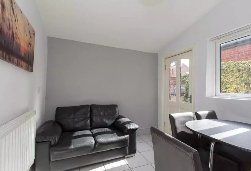 Townhouse @ Electricity Street Crewe