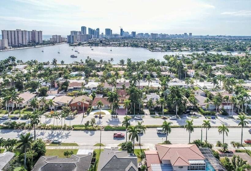 Walk To Beach Spacious Estate With Hot Tub & Game Room