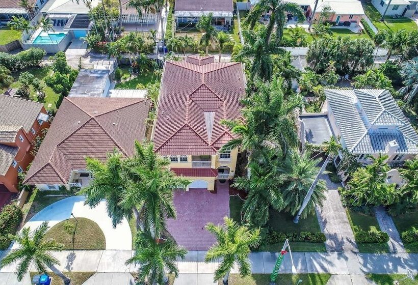Walk To Beach Spacious Estate With Hot Tub & Game Room