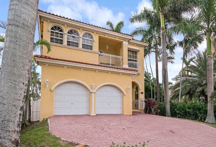 Walk To Beach Spacious Estate With Hot Tub & Game Room