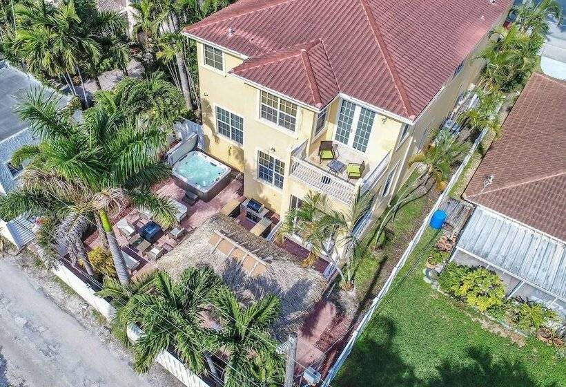 Walk To Beach Spacious Estate With Hot Tub & Game Room