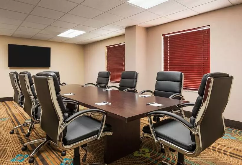 Holiday Inn Express Hotel & Suites Bentonville, An Ihg