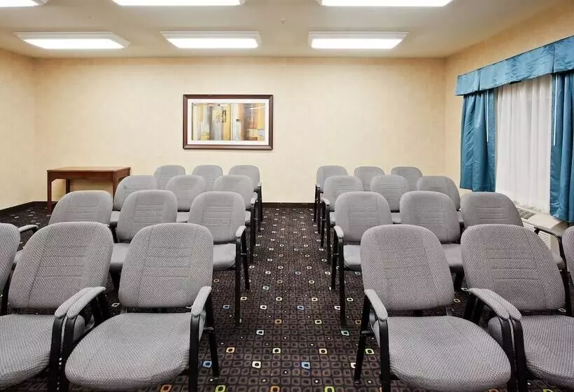 בית מלון כפרי Holiday Inn Express Fallon By Ihg