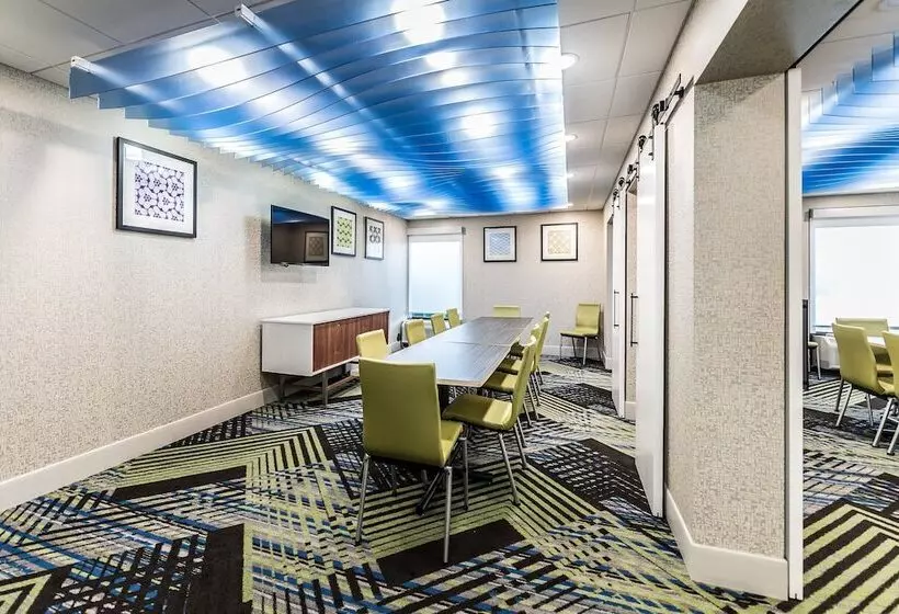 בית מלון כפרי Holiday Inn Express Flint Campus Area, An Ihg