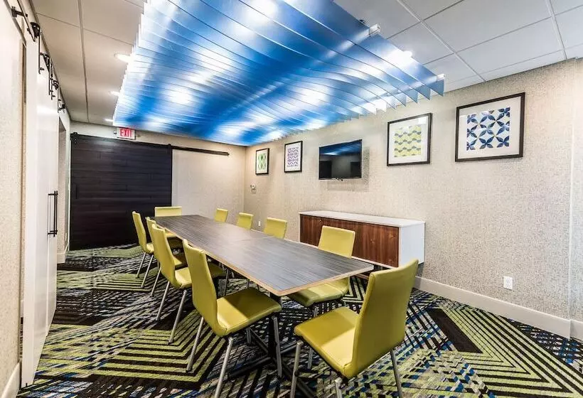 בית מלון כפרי Holiday Inn Express Flint Campus Area, An Ihg