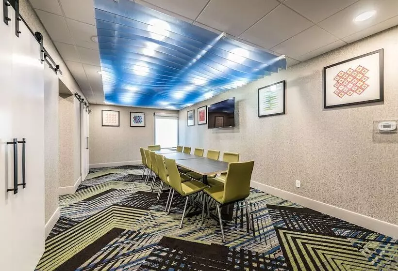 בית מלון כפרי Holiday Inn Express Flint Campus Area, An Ihg