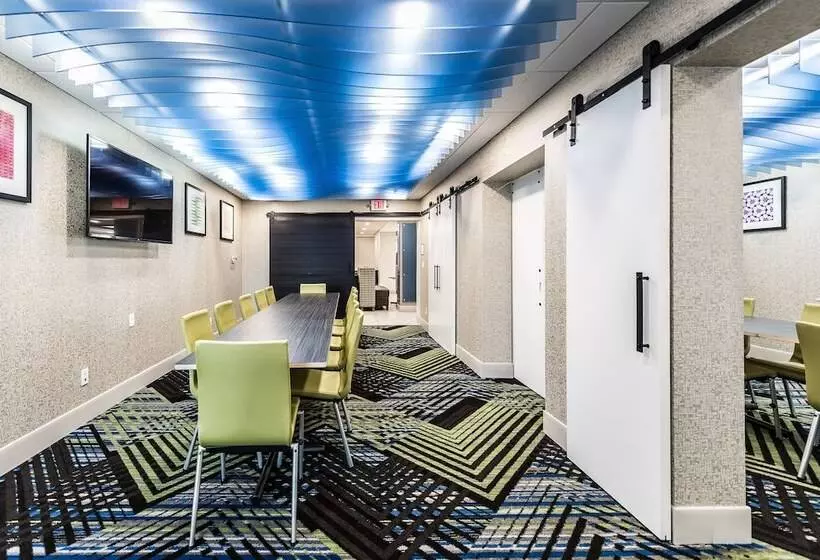 בית מלון כפרי Holiday Inn Express Flint Campus Area, An Ihg