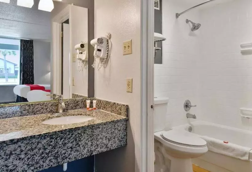 Отель Lake Park Inn Express