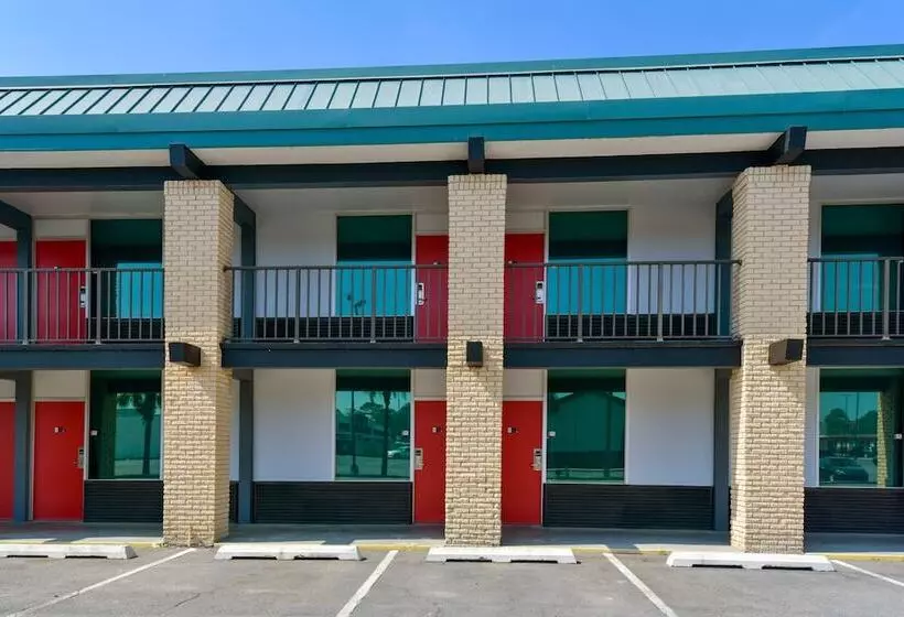 Отель Lake Park Inn Express