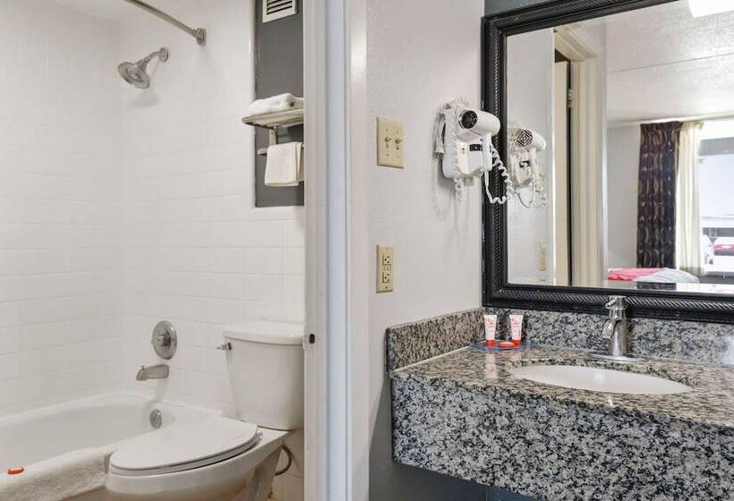 فندق Lake Park Inn Express